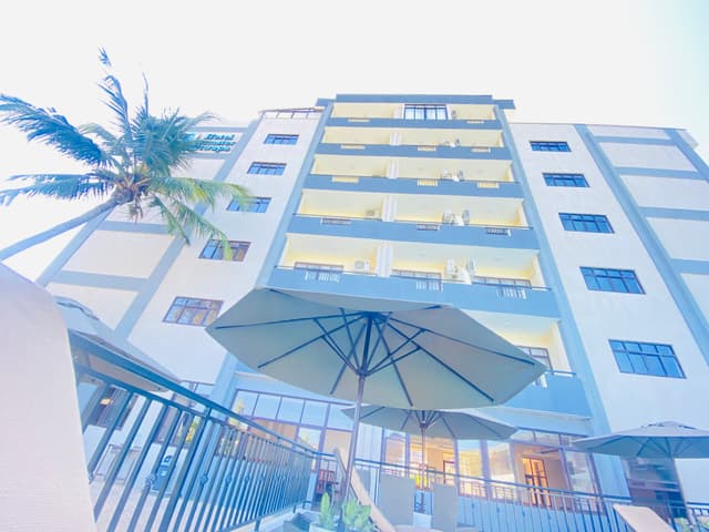 Dining at Hotel Comster